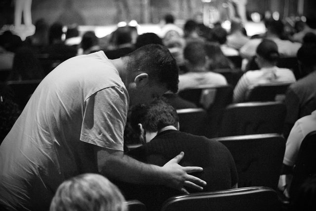 VIVENDO EM TEMPOS DE CRISE 📖 João 6:60-69 Nem sempre vivemos tempos de bonança. Existem dias em que o confronto substitui o conforto, e é nesse momento que descobrimos quem realmente somos. A crise não é o fim, é um tempo de escolha. Ela revela o quanto confiamos em Deus, quem são os verdadeiros amigos e o nível da nossa intimidade com o Pai. 🕊 Mesmo os heróis da fé passaram por crises: Jó perdeu tudo, Elias se sentiu só, Davi enfrentou batalhas dentro e fora de casa. Mas todos descobriram algo em comum: há vitória para quem permanece firme! 🙌 👉 Como vencer as crises? • Olhe para Jesus, tudo está nas mãos dEle. • Tenha consciência de si mesmo. • Permaneça crendo, mesmo quando tudo parece contrário. • Faça a sua parte e confie no agir de Deus! 💬 “Senhor, para quem iremos? Tu tens as palavras de vida eterna.” (João 6:68) 🌿 Que essa palavra fortaleça a sua fé e te lembre: crises passam, mas quem está firmado em Cristo permanece. Pr. Marcos Vieira