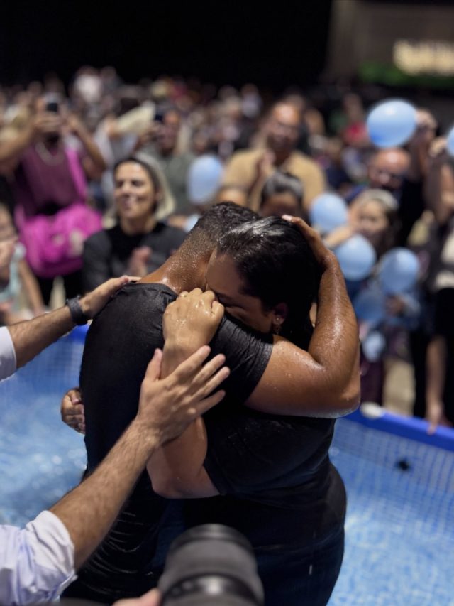 Cada foto carrega uma história de transformação! Neste último domingo vivemos um dia inesquecível, vidas foram mergulhadas na graça e ressurgiram para uma nova caminhada com Cristo.

📖 “Assim, se alguém está em Cristo, é nova criatura; as coisas antigas já passaram; eis que tudo se fez novo.” (2Co 5:17)

É impossível não se alegrar ao rever esses sorrisos e abraços! 🤍

#inadistritofederal 
#batismo 
#inadf