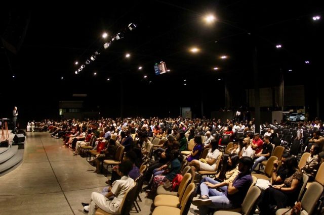Cada culto é uma oportunidade de lembrar que Deus continua falando conosco, restaurando corações e fortalecendo a nossa fé. Foi uma noite marcada pela presença do Senhor, por comunhão, adoração e vidas sendo alcançadas pela graça de Cristo. Também tivemos um momento especial em comemoração ao Dia das Mães. As crianças fizeram uma linda apresentação, trazendo alegria e emoção para a igreja, e realizamos uma oração especial por todas as mães presentes, agradecendo a Deus por suas vidas, cuidado e dedicação.