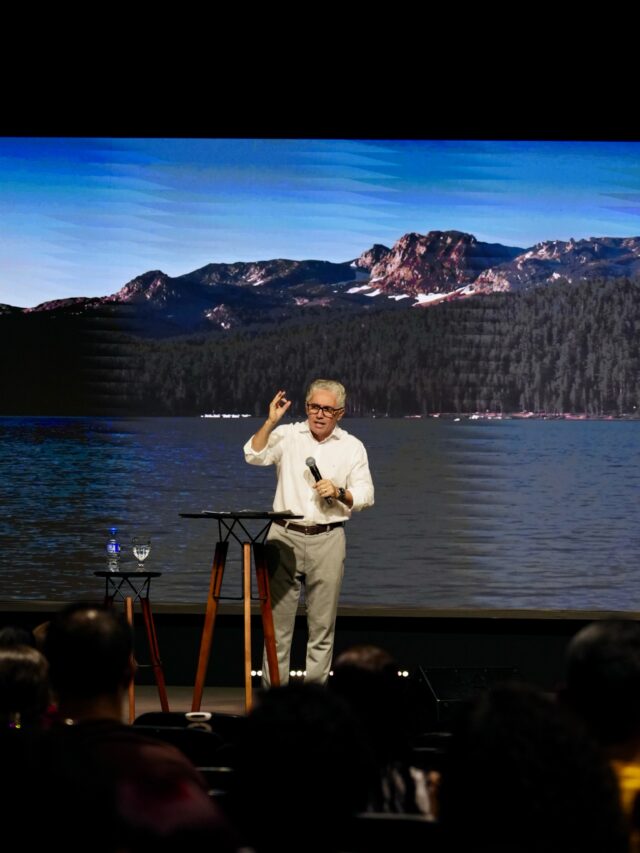Há lugares que marcam a nossa história e momentos que renovam a nossa fé. ❤️ Somos uma igreja para a sua família, um lugar para crescer na fé, adorar a Deus e viver a alegria de pertencer. Queremos caminhar com você e fazer parte da sua história! Vem com a gente viver um domingo na presença de Deus! Te esperamos amanhã às 18h30.