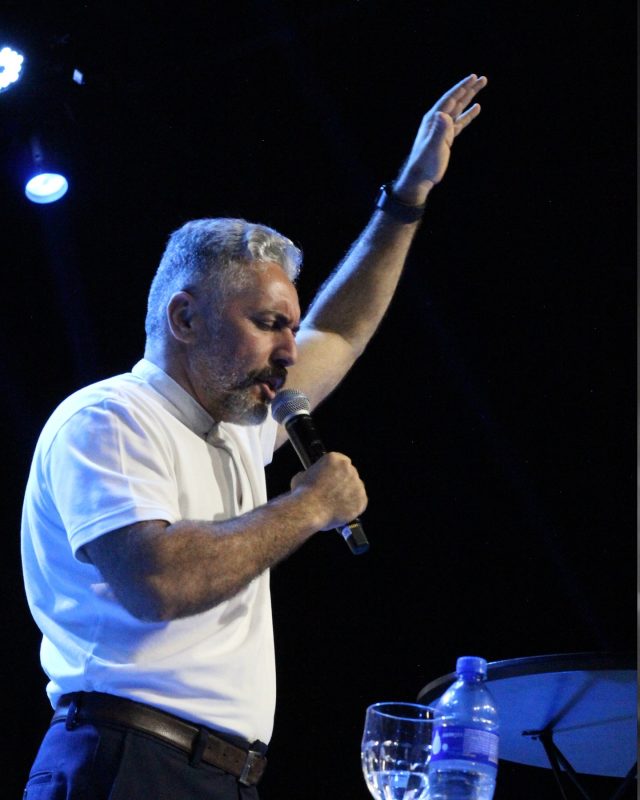 🌊 JESUS É O SOCORRO BEM PRESENTE Mesmo quando o vento é contrário e o barco parece afundar, Jesus continua vindo ao seu encontro. As águas que te assustam estão debaixo dos pés d’Ele. Pode ser que você não o veja, mas Ele nunca deixou de estar no controle. Antes de acalmar a tempestade do lado de fora, Ele acalma o coração dentro de você. Lembre-se: o caminho com Deus pode ter lutas, mas nunca faltará provisão. Quando tudo parecer fora de controle, Jesus continua sendo o seu socorro bem presente. 📖 “Tende bom ânimo, sou eu, não temais.” — Mateus 14:27