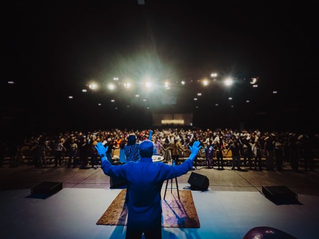Neste domingo fomos profundamente abençoados com uma palavra poderosa do Pr. Davi de Sousa. O Perigo da Familiaridade 🛑 || @prdavi 3 verdades que precisam nos despertar para não perdermos o mover de Deus: 1️⃣ A familiaridade nos leva a tratar o sobrenatural como algo comum. Quando nos acostumamos com o que Deus faz, deixamos de valorizar Sua presença e agir. 2️⃣ A familiaridade distorce nossa visão sobre nós mesmos e sobre os outros. Ela nos impede de enxergar com os olhos da graça e do propósito. Passamos a julgar com base na rotina e não na revelação. 3️⃣ A familiaridade nos faz viver em função do momento, e não do propósito. Ficamos presos ao agora e esquecemos da missão. Mas Deus nos chama para viver com os olhos na eternidade. 🔥 Que o nosso coração permaneça sensível, e que nunca percamos a reverência por aquilo que Deus está fazendo em nosso meio!