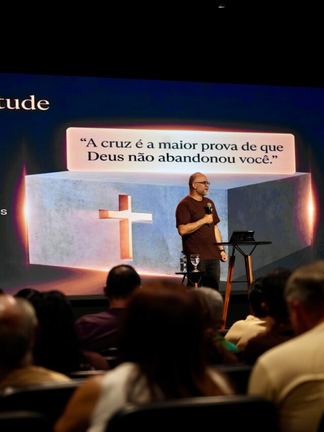 Deus continua sendo Deus em todos os momentos. Nos dias bons, nos dias difíceis, quando entendemos e quando precisamos apenas confiar. Que o nosso coração permaneça firme nEle, porque Sua fidelidade nunca muda.